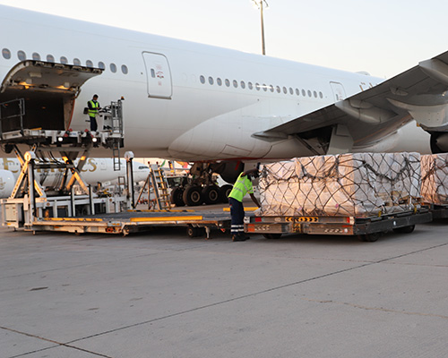 Mohammed bin Rashid orders the airlift of emergency humanitarian aid to support civilians fleeing the conflict in Ukraine